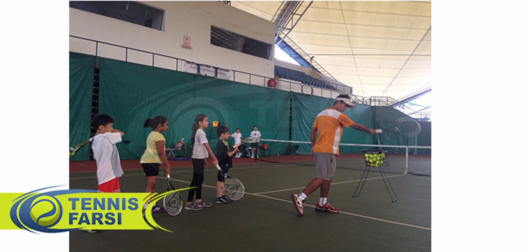 کودکان در حال یاد گرفتن تنیس